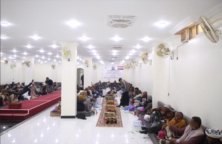 فرع الحزب الاشتراكي اليمني بالتربة يستقبل المعزين في وفاة علي سالم البيض