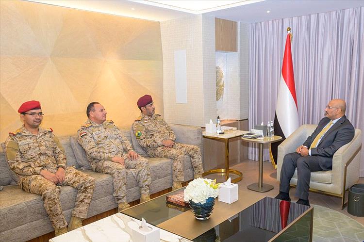 طارق صالح ورئيس هيئة الأركان يستعرضان جاهزية القوات المسلحة