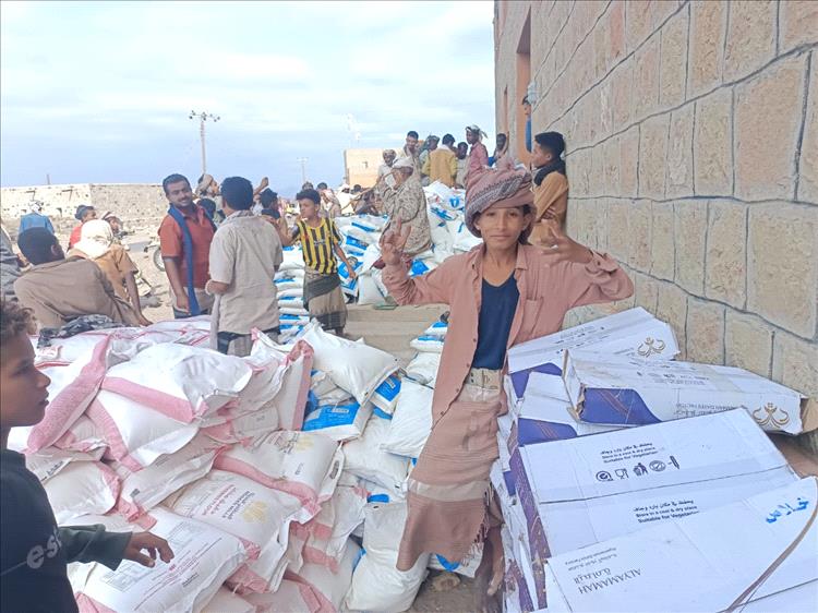 بإشراف درع الوطن تدشين توزيع السلال الغذائية المقدمة من السعودية في مضاربة لحج.