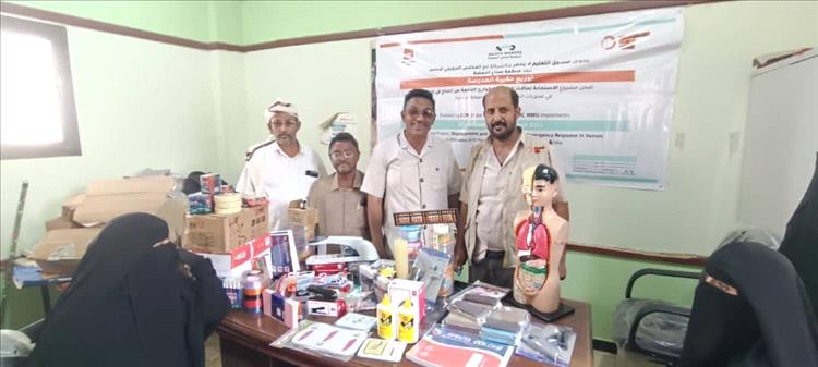 مدير عام تربية الحديدة يدشّن توزيع الحقيبة المدرسية الصفّية