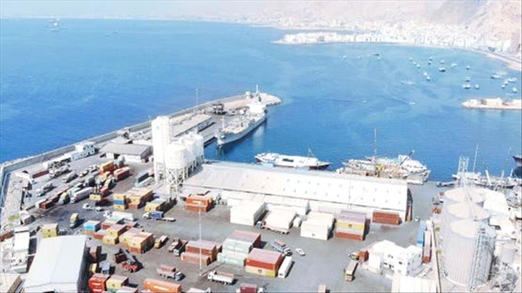 ميناء المكلا يستعيد نشاطه الملاحي بالكامل بعد سنوات من القيود