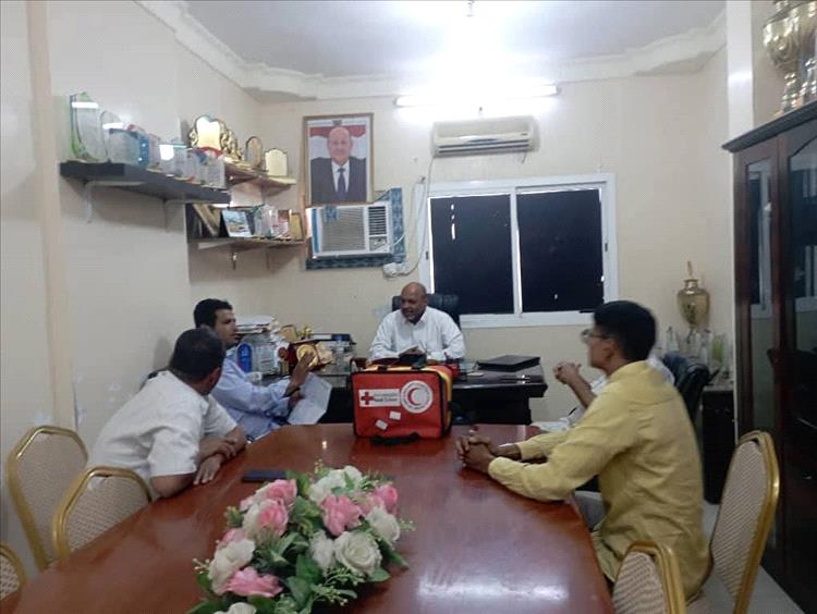 الهلال الأحمر اليمني بساحل حضرموت يدعم إتحاد الطب الرياضي بحقيبة إسعافية