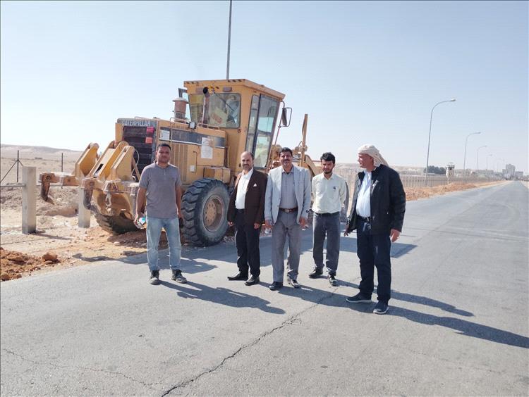 إدارة جمرك شحن تدشن أعمال الدك والرش لاكتاف الأسفلت بالطريق الرابط بين الحدود اليمنية العُمانية