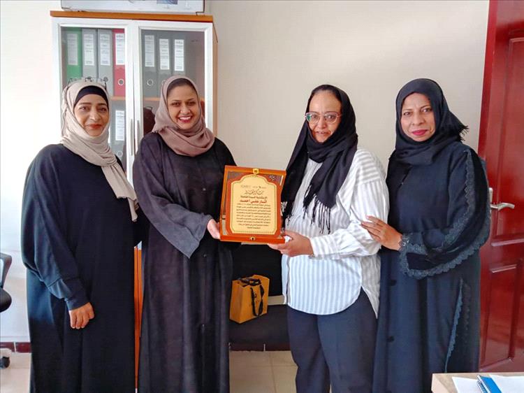 منظمة مبادرة مسار السلام تكرم المدربة "آثار علي" لدورها المحوري بالخطة المحلية لمكافحة التطرف العنيف