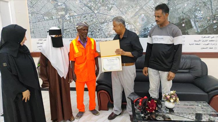 المهندس راشد يكرم عامل نظافة تقديراً لتفوق ابنته الدراسي