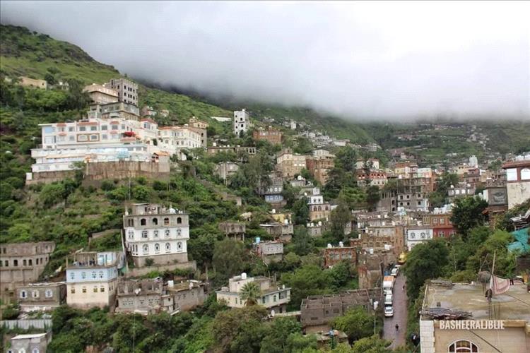 قيادي حو_ثي يستولي على أرضية مواطن في إب