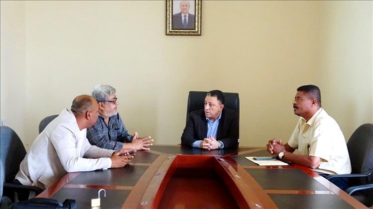 أمين عام محلي أبين يناقش مع مدير عام الاشغال العامة والطرق وضع عدد من المخططات السكنية