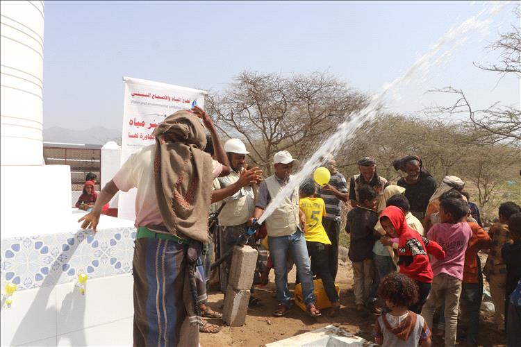 افتتاح بئر مياه يعمل بالطاقة الشمسية يخفف معاناة سكان الدريمه في المخا