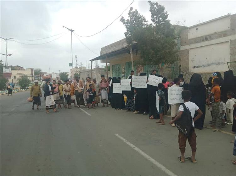 اعتصام ووقفة احتجاجية لأهالي حارة النصر بزنجبار للمطالبة باعتماد اللجنة المجتمعية