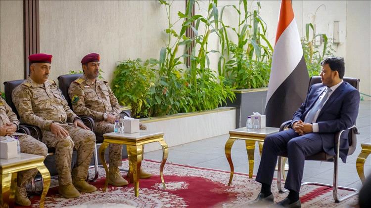 عبدالله العليمي يلتقي رئيس هيئة الأركان العامة وعددًا من رؤساء الهيئات العسكرية
