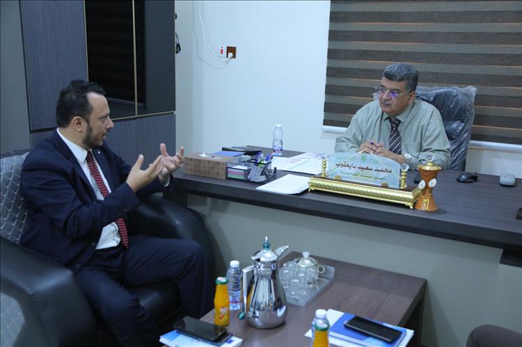 نائب رئيس جامعة المهرة وأمين عام الجامعة يلتقيان رئيس الفريق الاستشاري لإعداد خطة التنمية بالمهرة.