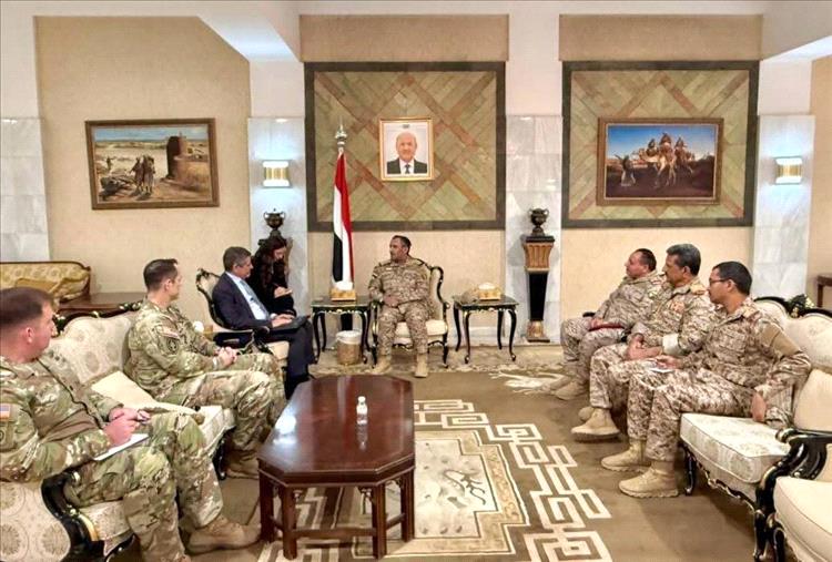 رئيس هيئة الأركان يبحث سبل التعاون الدفاعي والأمني مع سفيري أمريكا وبريطانيا