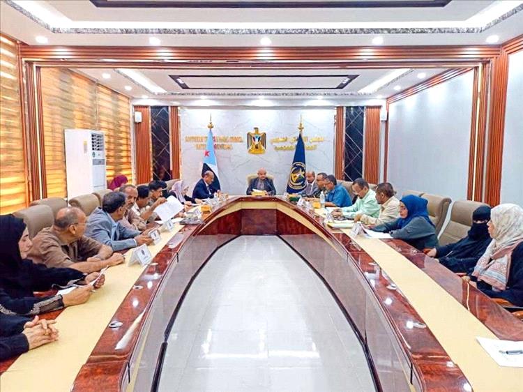 قوة عسكرية تغلق مقر الجمعية العمومية التابعة للمجلس الإنتقالي الجنوبي المنحل بالتواهي