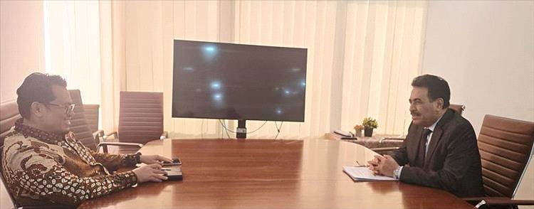السفير بلفقيه يبحث مع مسؤول اندونيسي سُبل تعزيز العلاقات الثنائية