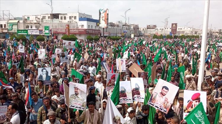 مشاركون من محافظات عدة يلتحمون بموكب أبناء الصبيحة في ساحة الاعتصام بعدن