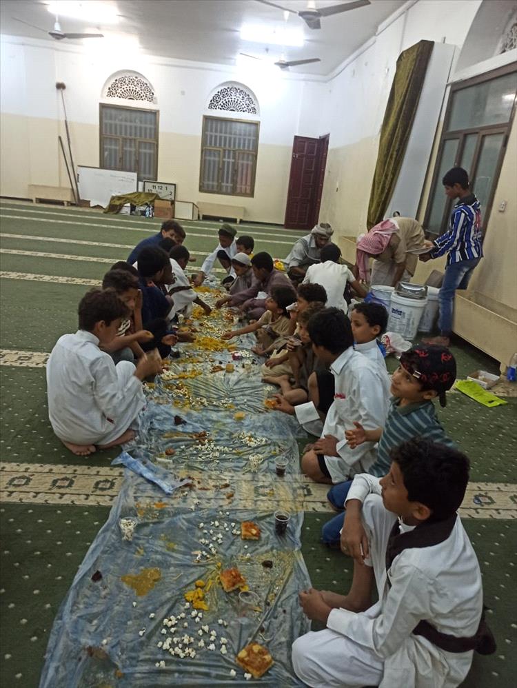 طعام ومحبة وقرآن… حكاية معلم قرآن  في مسجد  الشوكاني  بعدن