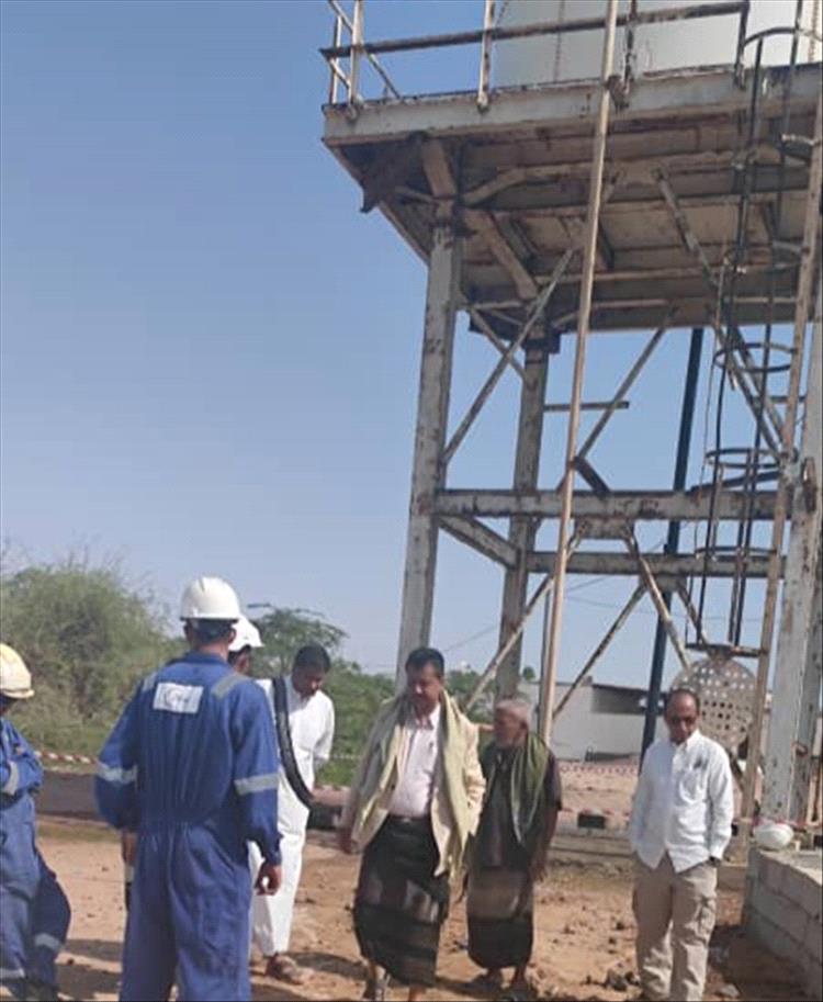 بحضور مدير عام رضوم.. شركة الغاز بالحاف تبدأ صيانة خزان مياه "جلعة"