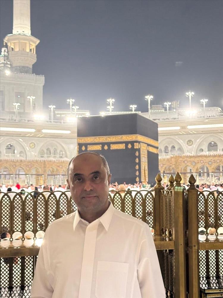 سالم بن بريك يؤدي مناسك العمرة