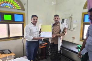 النقيب عبدالولي القماري يكرم طبيبًا تقديرًا لجهوده الإنسانية والطبية بلحج