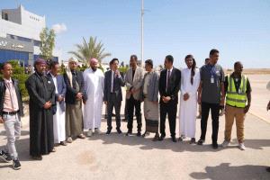 قائد قوات درع الوطن العميد عبدالله بن سديف الجدحي يستقبل أولى الرحلات بمطار الغيضة الدولي بعد توقفه.