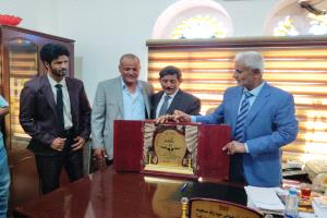 مدير عام جمرك ميناء شحن البري يكرم مدير عام مديرية شحن بالدرع الذهبي