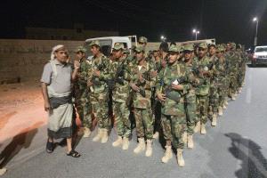 كتيبة من اللواء الثامن تصل مدينة عتق للمشاركة في تعزيز الأمن والاستقرار