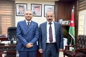 السفير فقيرة يبحث مع مسؤول أردني سبل تعزيز وتطوير العلاقات الثنائية