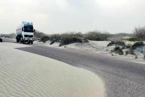 الرمال المتحركة خطر يهدد حياة المسافرين على الطريق الساحلي بمديرية رضوم في شبوة