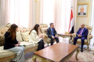 رئيس الوزراء يستقبل السفير الأميركي ويستعرض التقدم المحقق في مسار تثبيت الأمن والاستقرار