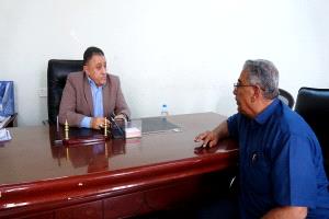 الأمين العام للمجلس المحلي بأبين يناقش مع مدير عام المالية صرف مرتبات شهري  نوفمبر وديسمبر 2025