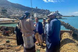 الوكيل غازي لحمر يتفقد أعمال إنتشال السفن الغارقة في حوض ميناء الاصطياد السمكي بعدن تمهيدًا لإعادة تأهيله