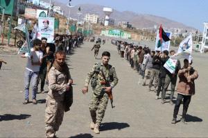 ميليشيا الحوثي تُلزم طلاب الثانوية بدورات عسكرية في مناطق سيطرتها