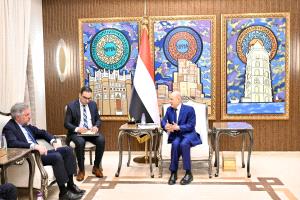 رئيس مجلس القيادة: المليشيات الحوثية هي جذر الخراب ومنصة التهديد الدائم للسلم والأمن الدوليين