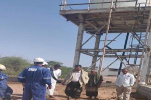 بحضور مدير عام رضوم.. شركة الغاز بالحاف تبدأ صيانة خزان مياه "جلعة"