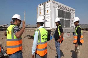 القاضي يشيد بجهود تحقيق 95% من نسبة الإنجاز في مشروعَي محطتَي الطاقة الشمسية بحيس والخوخة