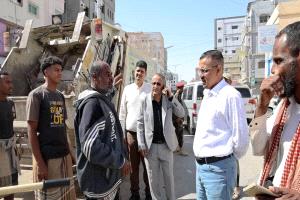 الأمين العام لمحلي حضرموت يشدد على مواصلة جهود عمال ومهندسي النظافة بشوارع المكلا