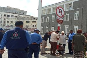 مرور عدن يدشن نصب لوحات إشارات المرور في الشوارع