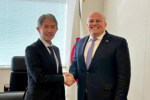 السفير السنيني يبحث مع رئيس دائرة الشرق الاوسط في الخارجية اليابانية تعزيز التعاون الثنائي