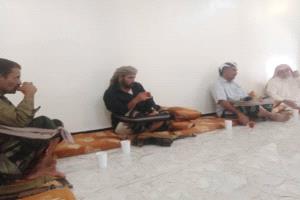 الوكيل القميشي والشيخ يسلم بجنف يقدمان واجب العزاء للشيخ باحنحن في وفاة خاله