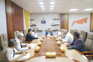 وزير الدولة محافظ عدن يناقش آليات سير العمل في النقل والمرور ومصافي عدن