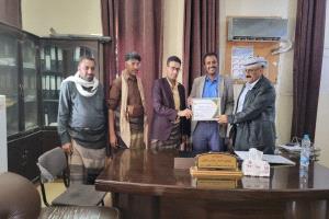 أبناء العاصمة عتق يكرّمون مدير عام الأشغال العامة بمحافظة شبوة نظير جهوده لرفع وتحسين مستوى الخدمات بالمدينة