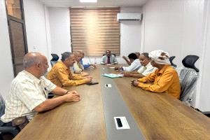 الوكيل الغتناني يجتمع بمدراء قطاع الخدمات الزراعية ومكتب زراعة عدن ويتفقد مركز مكافحة الجراد الصحراوي