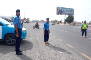 مرور لحج يواصل حضوره الميداني اليومي في الحوطة وتبن لضبط المخالفات وتخفيف الازدحام