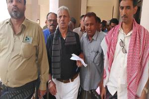 محافظ لحج يتفقد سير عمل موظفي الأراضي والمالية، ويشدد على الانضباط الوظيفي