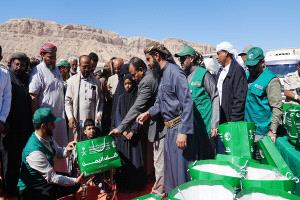 حضرموت: مركز الملك سلمان للإغاثة يواصل توزيع الكسوة الشتوية ضمن مشروع “كنف” في المناطق الصحراوية