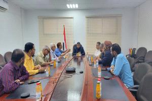 وكيل وزارة الصناعة يترأس اجتماعًا موسعا مع هيئة المصائد لضبط أسعار الأسماك وتنظيم مراكز الإنزال