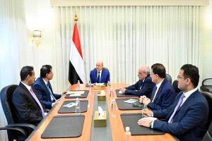 رئيس مجلس القيادة يجتمع بمحافظي المهرة وشبوة ويعلن تدشين مرحلة واعدة بالمشاريع الانمائية في المحافظتين