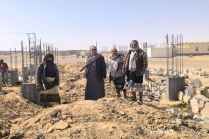 الخليفي يدشن العمل في مشروع بناء مدرسة منطقة لجب بمديرية عتق