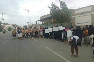 اعتصام ووقفة احتجاجية لأهالي حارة النصر بزنجبار للمطالبة باعتماد اللجنة المجتمعية