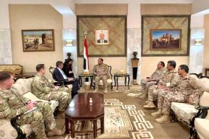 رئيس هيئة الأركان يبحث سبل التعاون الدفاعي والأمني مع سفيري أمريكا وبريطانيا